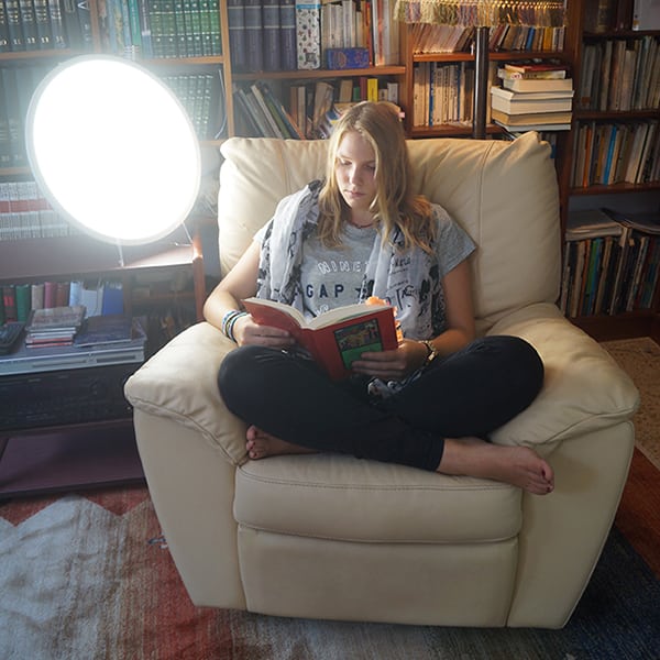 Leer con la luz natural, luminoterapia,